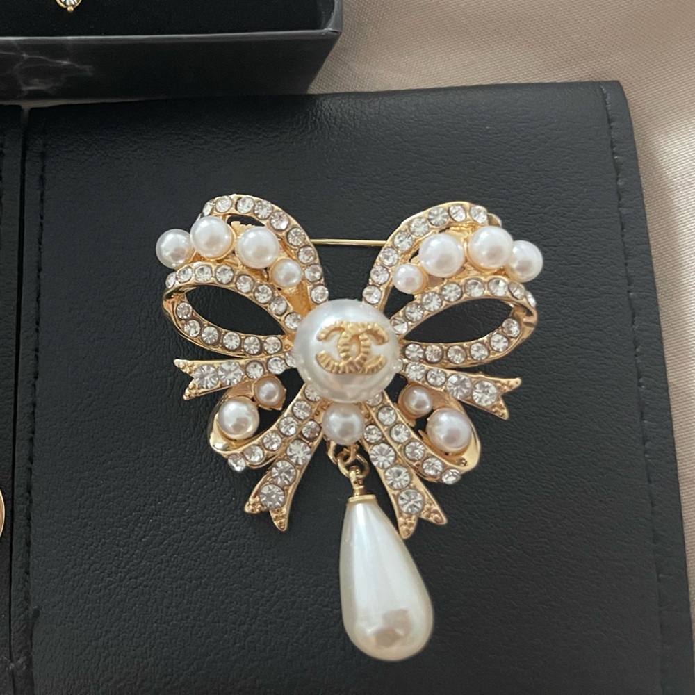 Fashion brooch